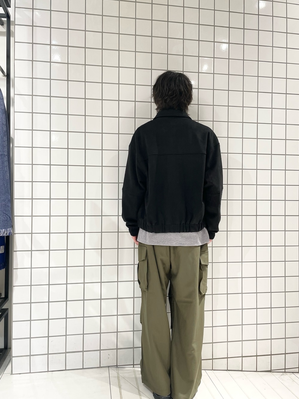 グリーン系のカーゴパンツ、グレー系のTシャツ/カットソーを着用したメンズの冬コーディネートの3枚目の写真