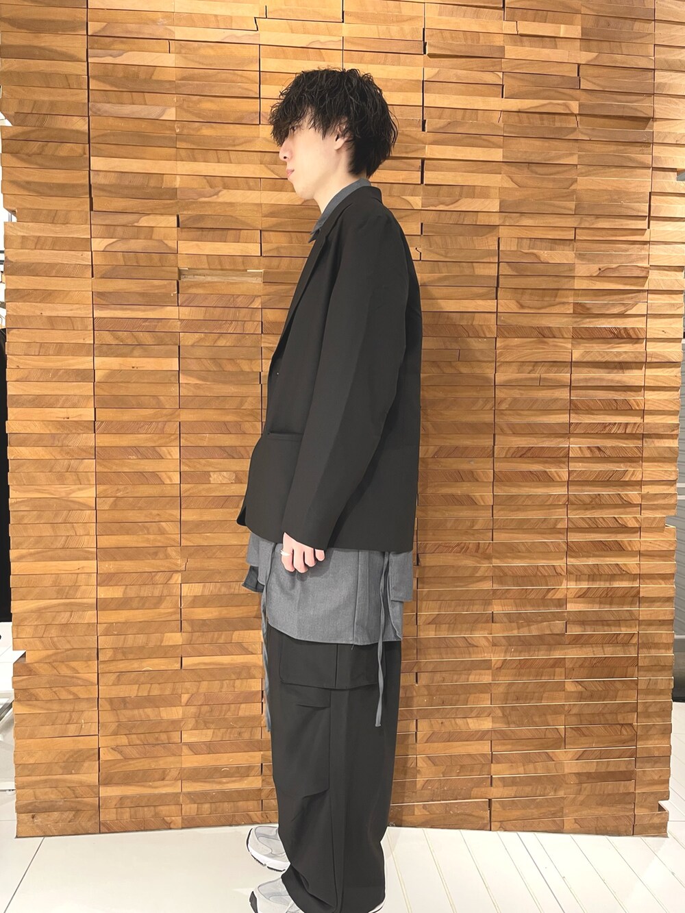 ブラック系のその他アウター、ブラック系のシャツ/ブラウス、ブラック系のカーゴパンツを着用したメンズの秋コーディネートの3枚目の写真