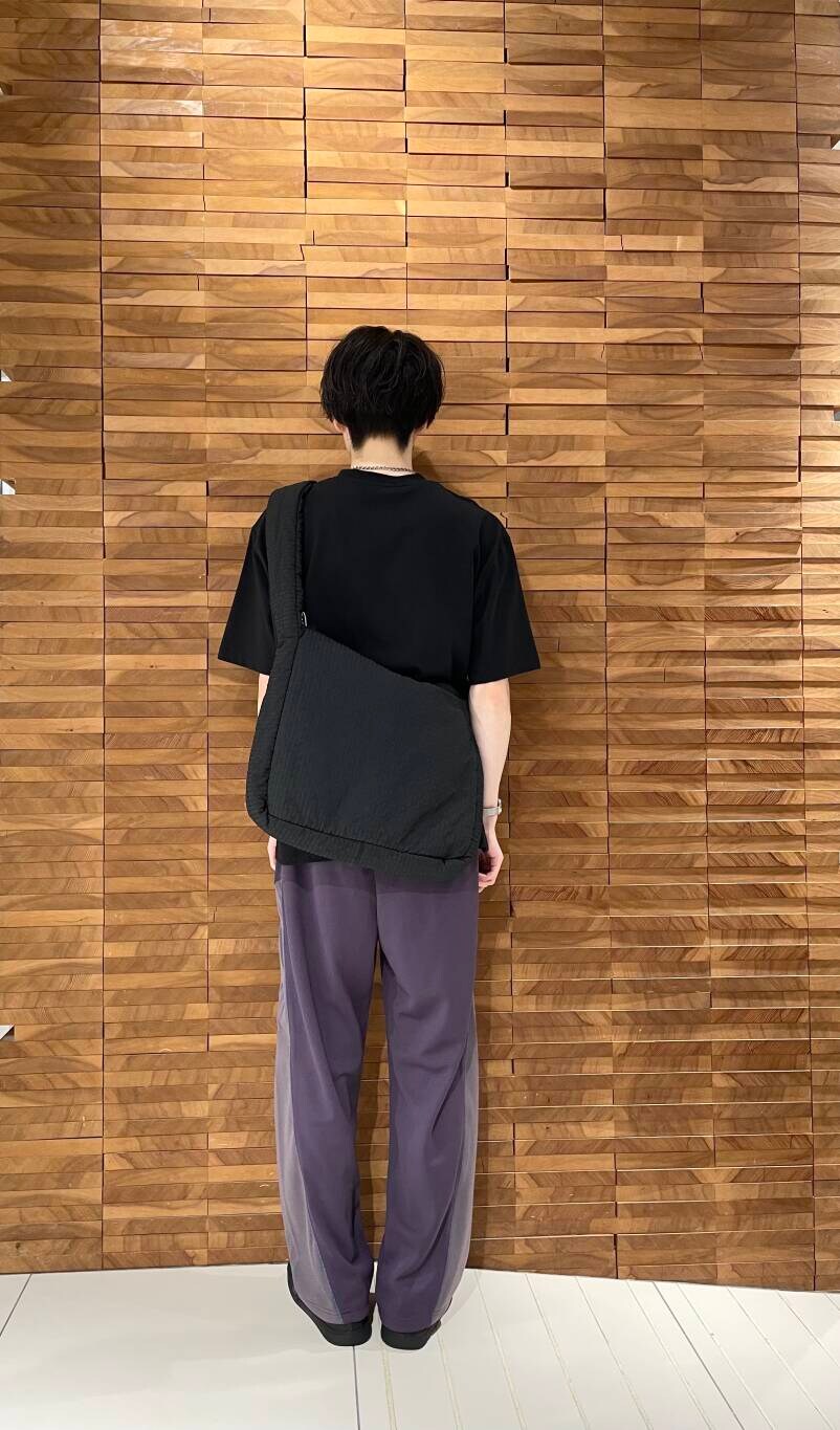ブラック系のショルダーバッグ、ブラック系のTシャツ/カットソー、パープル系のその他パンツを着用したメンズの秋コーディネートの3枚目の写真