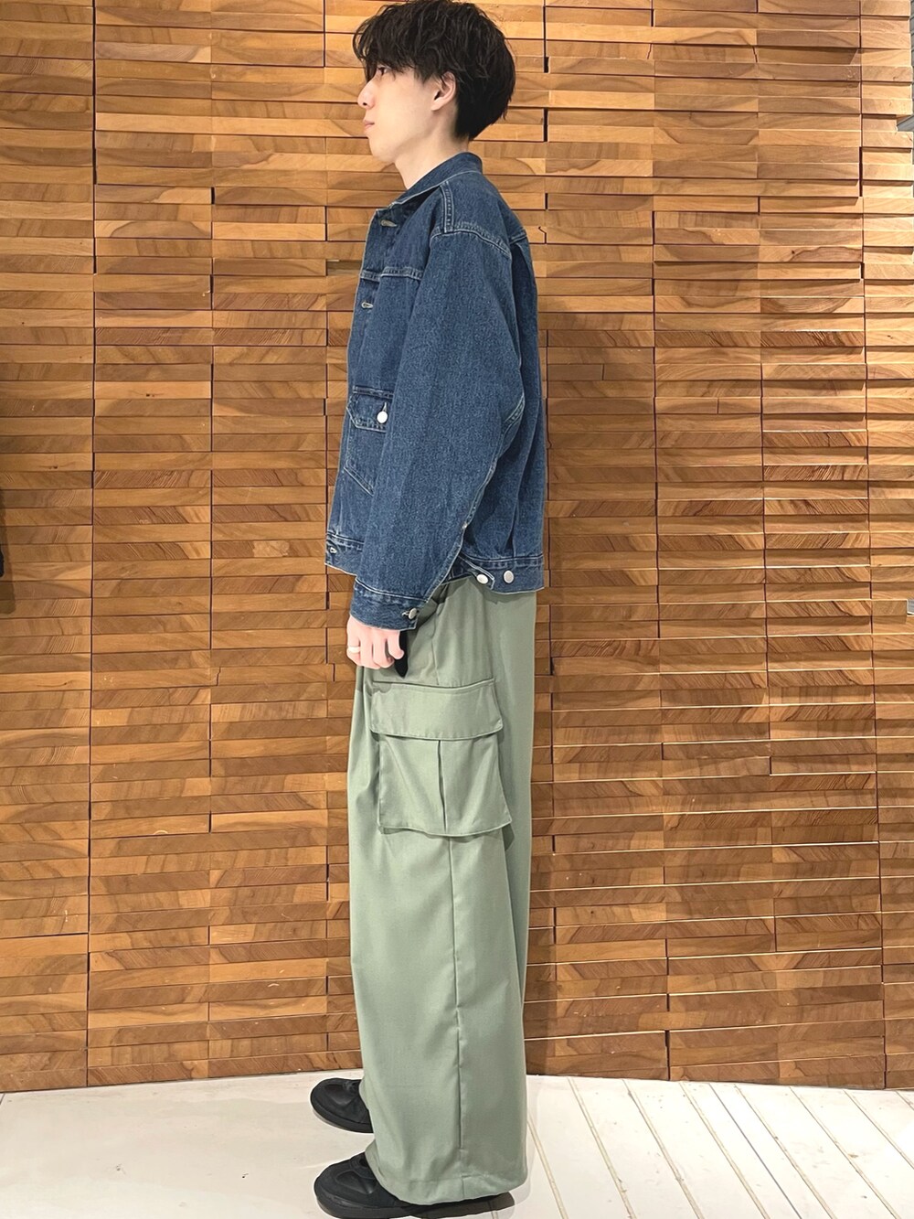 ホワイト系のTシャツ/カットソー、グリーン系のカーゴパンツ、ブルー系のデニムジャケットを着用したメンズの秋コーディネートの2枚目の写真