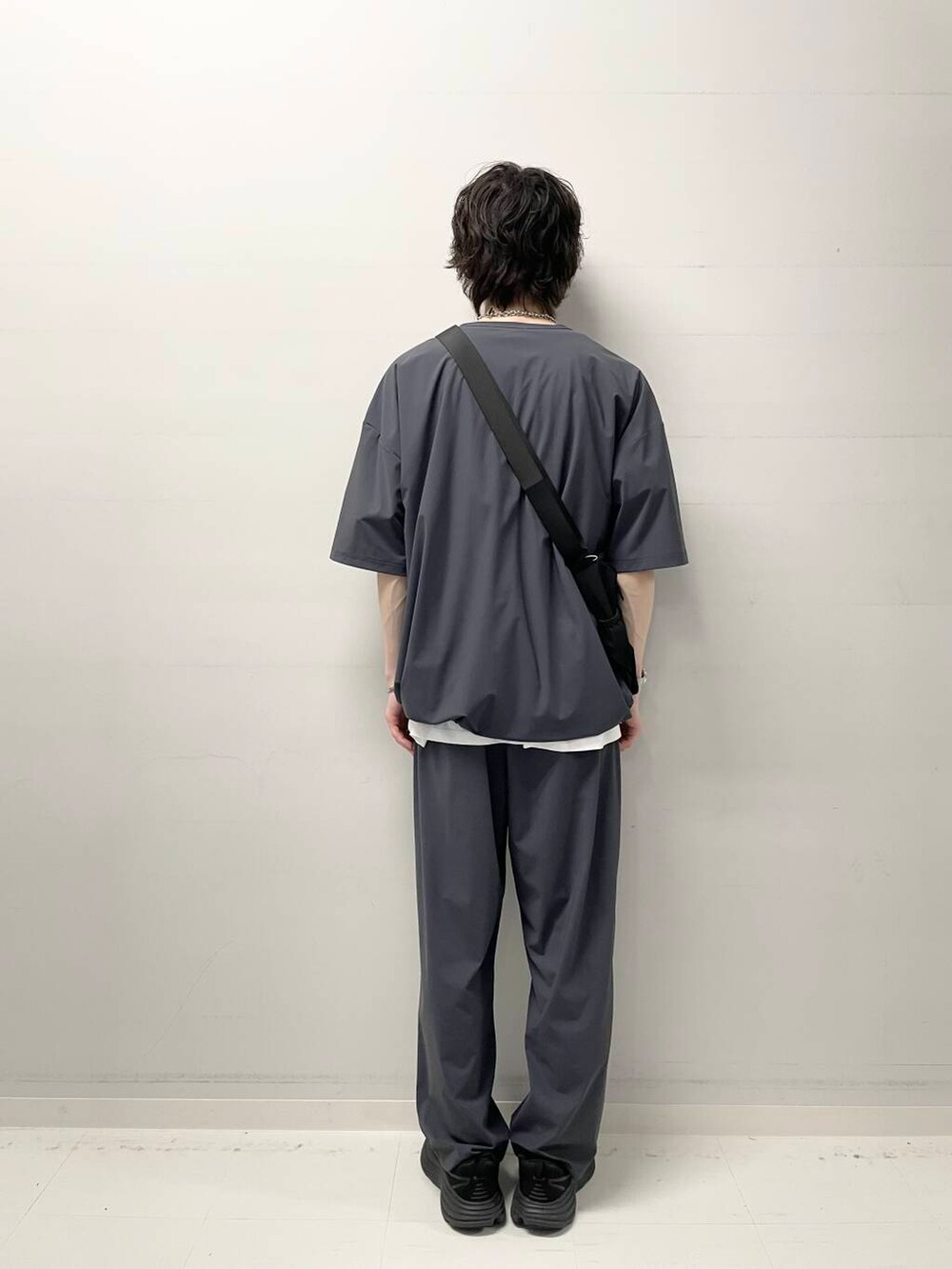 ブラック系のショルダーバッグ、ホワイト系のTシャツ/カットソー、グレー系のTシャツ/カットソーを着用したメンズの春コーディネートの3枚目の写真