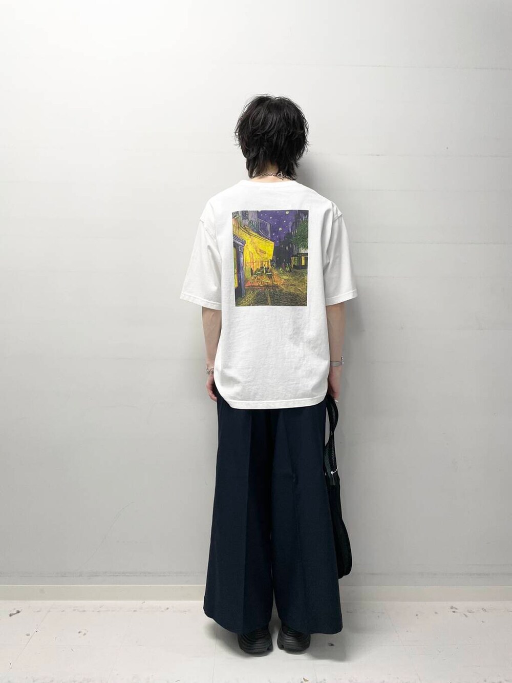 ブラック系のトートバッグ、ブルー系のその他パンツ、ブラック系のタンクトップを着用したメンズの春コーディネートの3枚目の写真