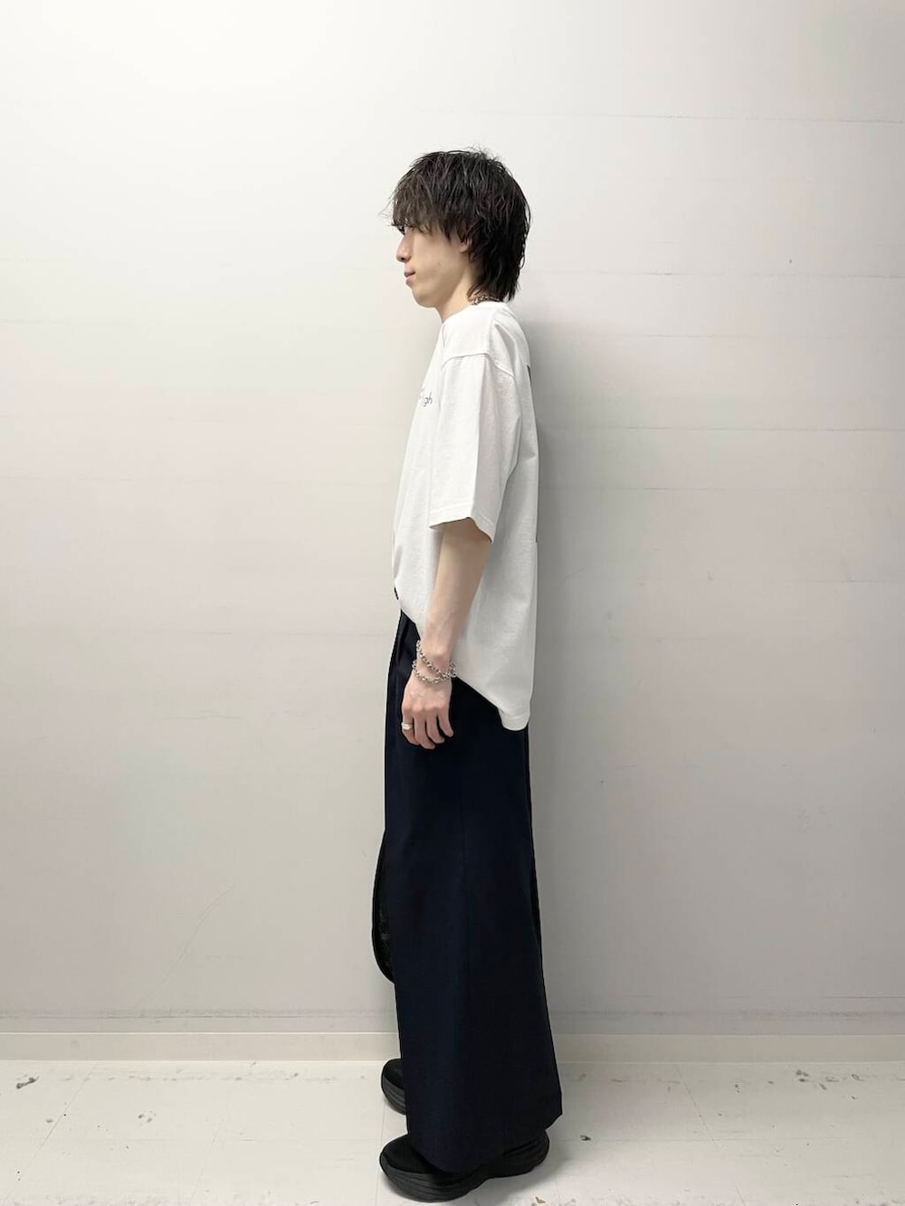 ブラック系のトートバッグ、ブルー系のその他パンツ、ブラック系のタンクトップを着用したメンズの春コーディネートの2枚目の写真