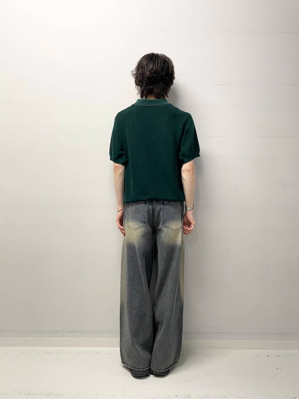 ブルー系のデニムパンツ、グリーン系のニット/セーターを着用したメンズの夏コーディネートの3枚目の写真