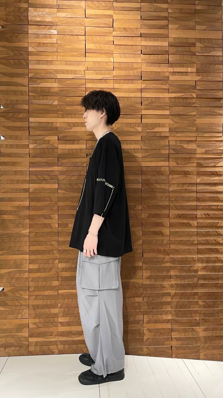 グレー系のカーゴパンツ、ブラック系のTシャツ/カットソーを着用したメンズの秋コーディネートの2枚目の写真