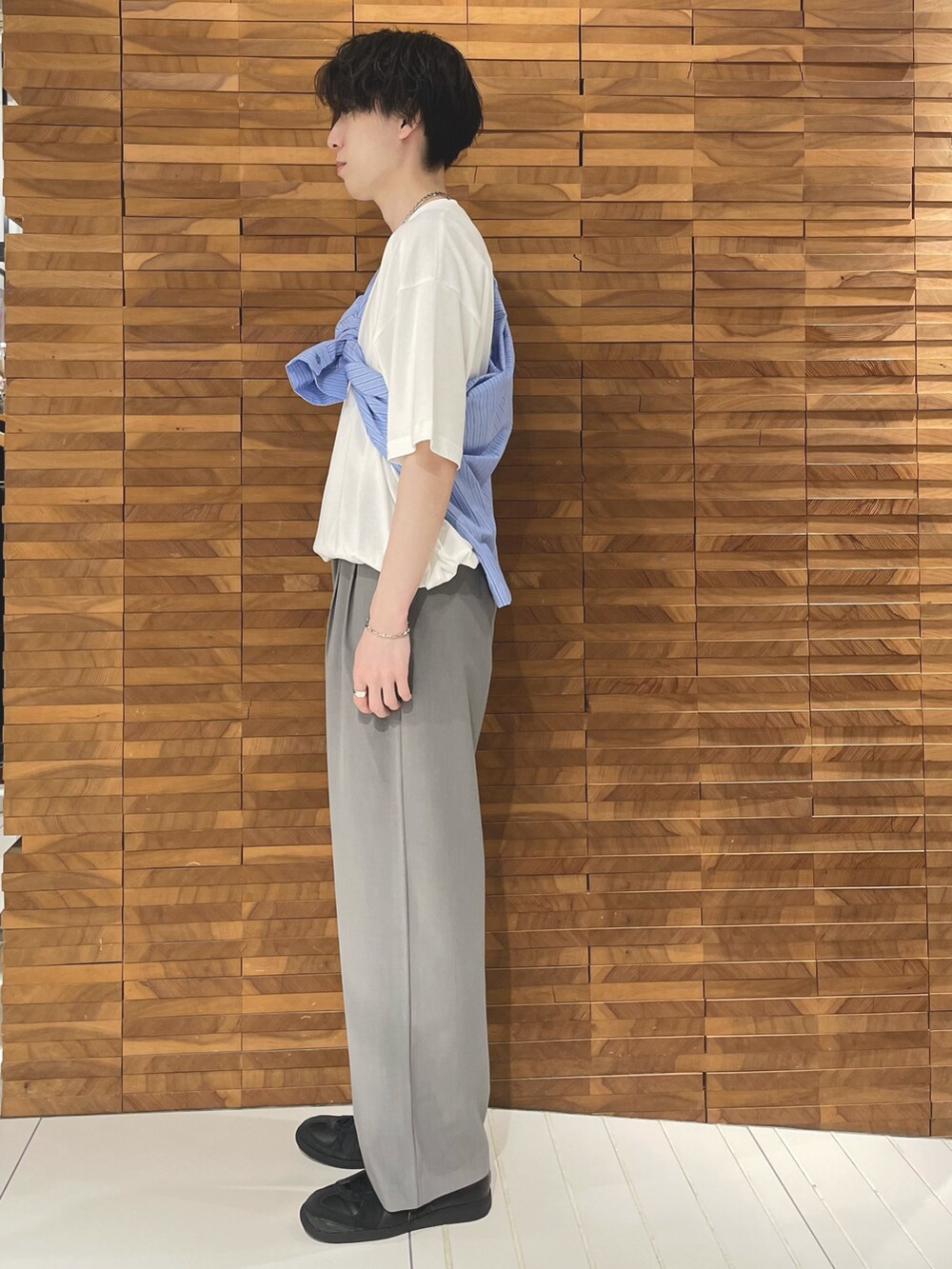 ブルー系のシャツ/ブラウス、ホワイト系のTシャツ/カットソー、グレー系のスラックスを着用したメンズの秋コーディネートの2枚目の写真