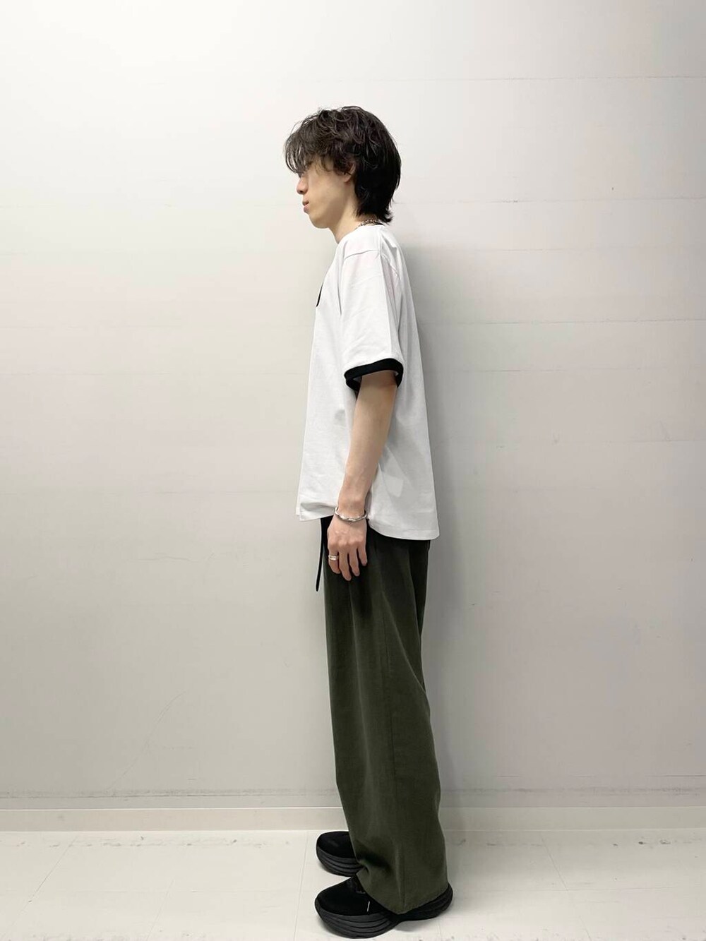 グリーン系のその他パンツ、ホワイト系のTシャツ/カットソーを着用したメンズの夏コーディネートの2枚目の写真