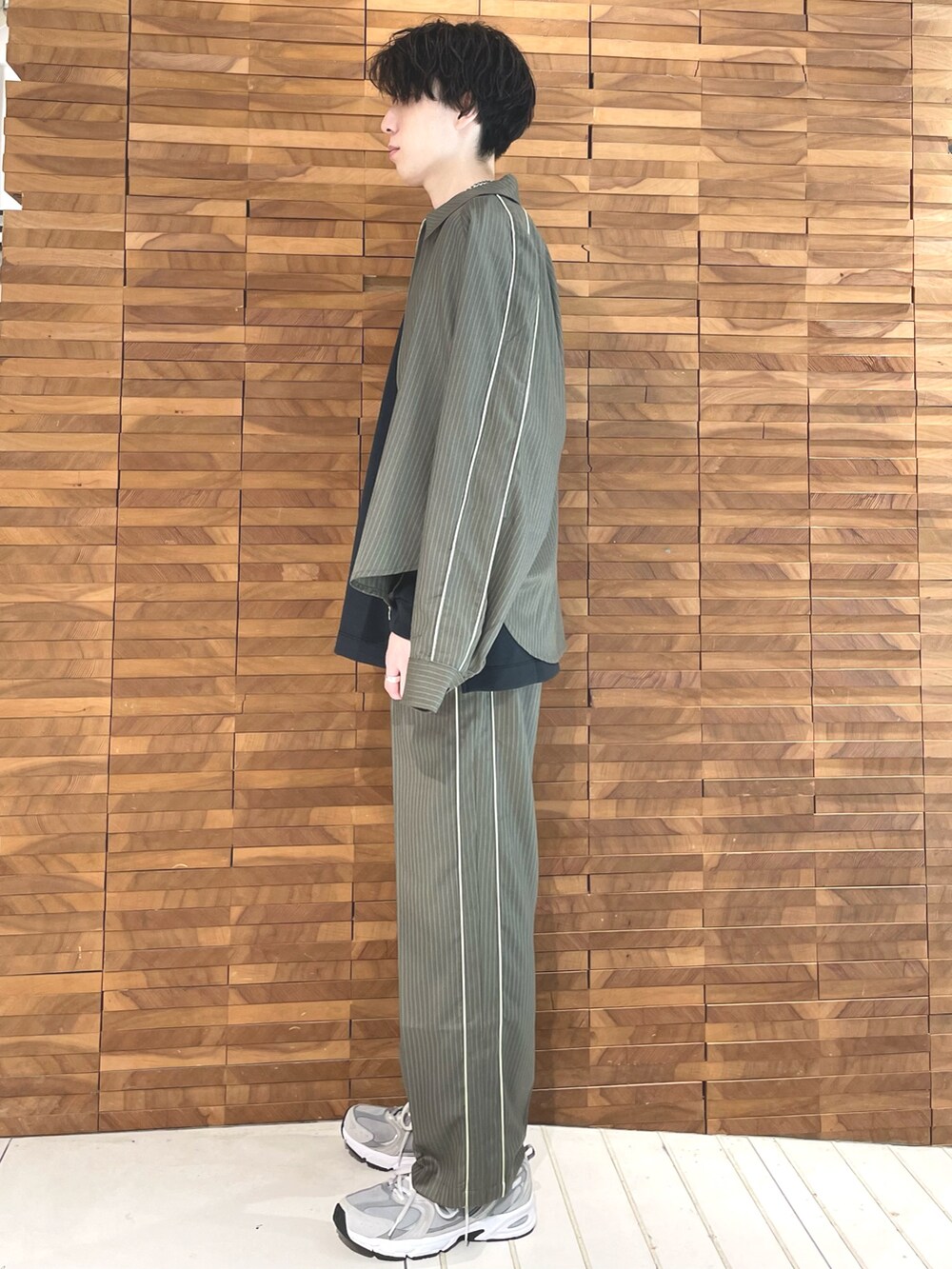 グリーン系のその他パンツ、ブラック系のTシャツ/カットソー、グリーン系のシャツ/ブラウスを着用したメンズの秋コーディネートの3枚目の写真