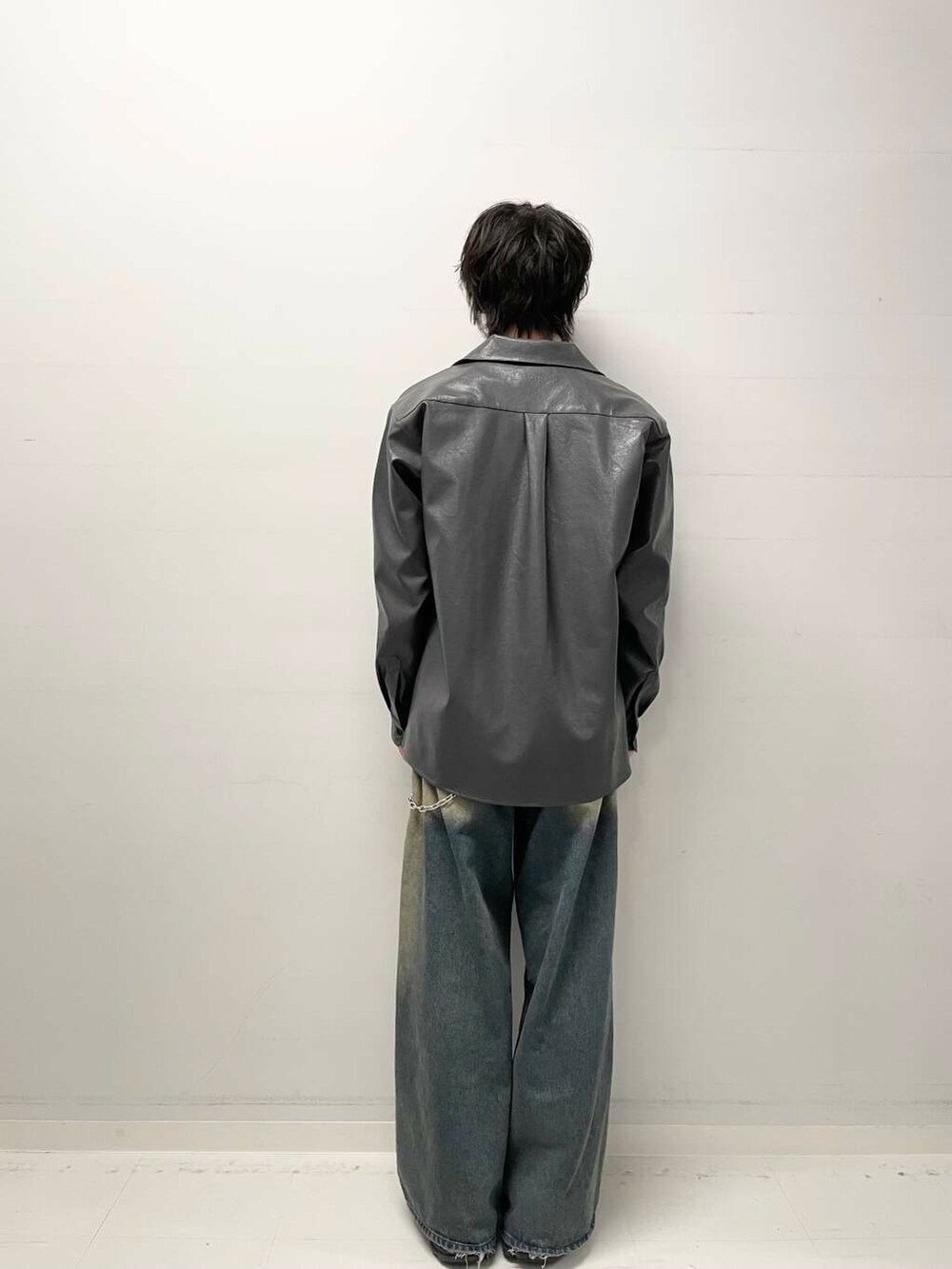 グレー系のシャツ/ブラウス、グレー系のスウェット、ブルー系のデニムパンツを着用したメンズの冬コーディネートの3枚目の写真