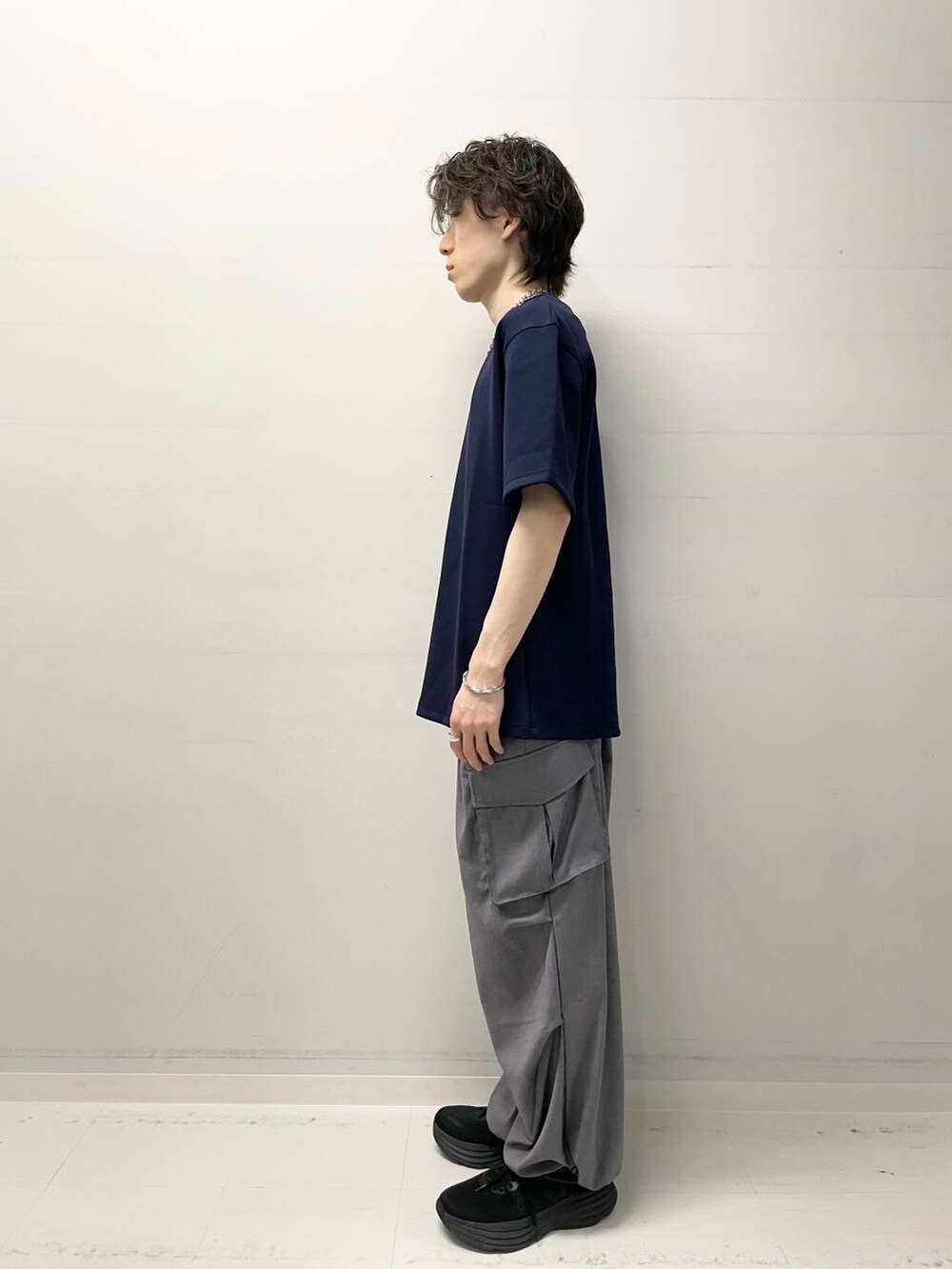 ブルー系のTシャツ/カットソー、グレー系のその他パンツを着用したメンズの夏コーディネートの2枚目の写真