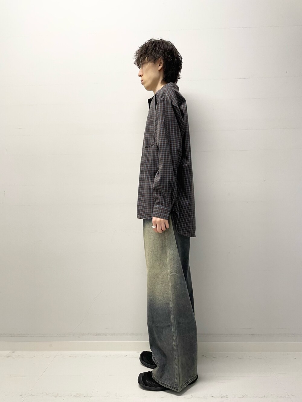 ブルー系のデニムパンツ、ブラウン系のシャツ/ブラウスを着用したメンズの冬コーディネートの2枚目の写真