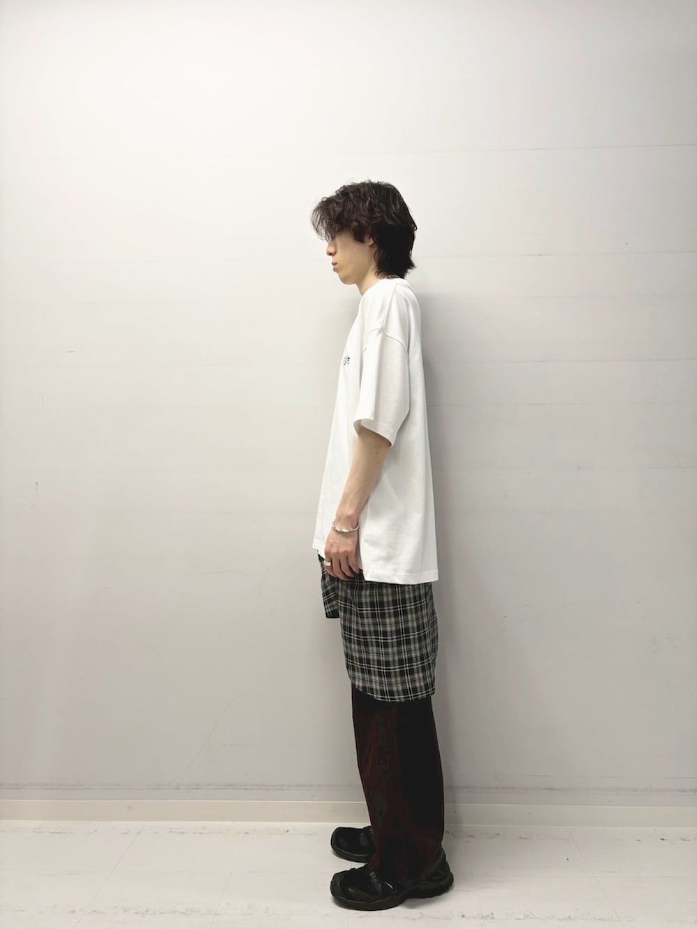 ブラック系のシャツ/ブラウス、ブラウン系のデニムパンツ、ホワイト系のTシャツ/カットソーを着用したメンズの夏コーディネートの2枚目の写真