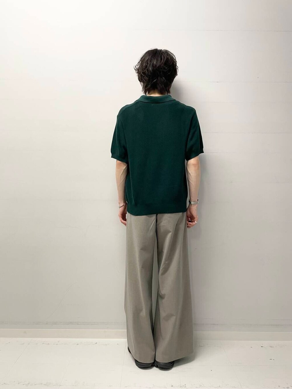 グリーン系のニット/セーター、ベージュ系のその他パンツを着用したメンズの夏コーディネートの3枚目の写真