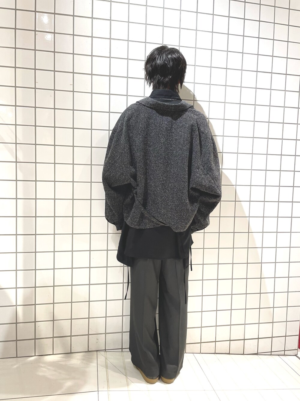 ブラック系のシャツ/ブラウス、ブラック系のその他アウター、グレー系のその他パンツを着用したメンズの冬コーディネートの3枚目の写真