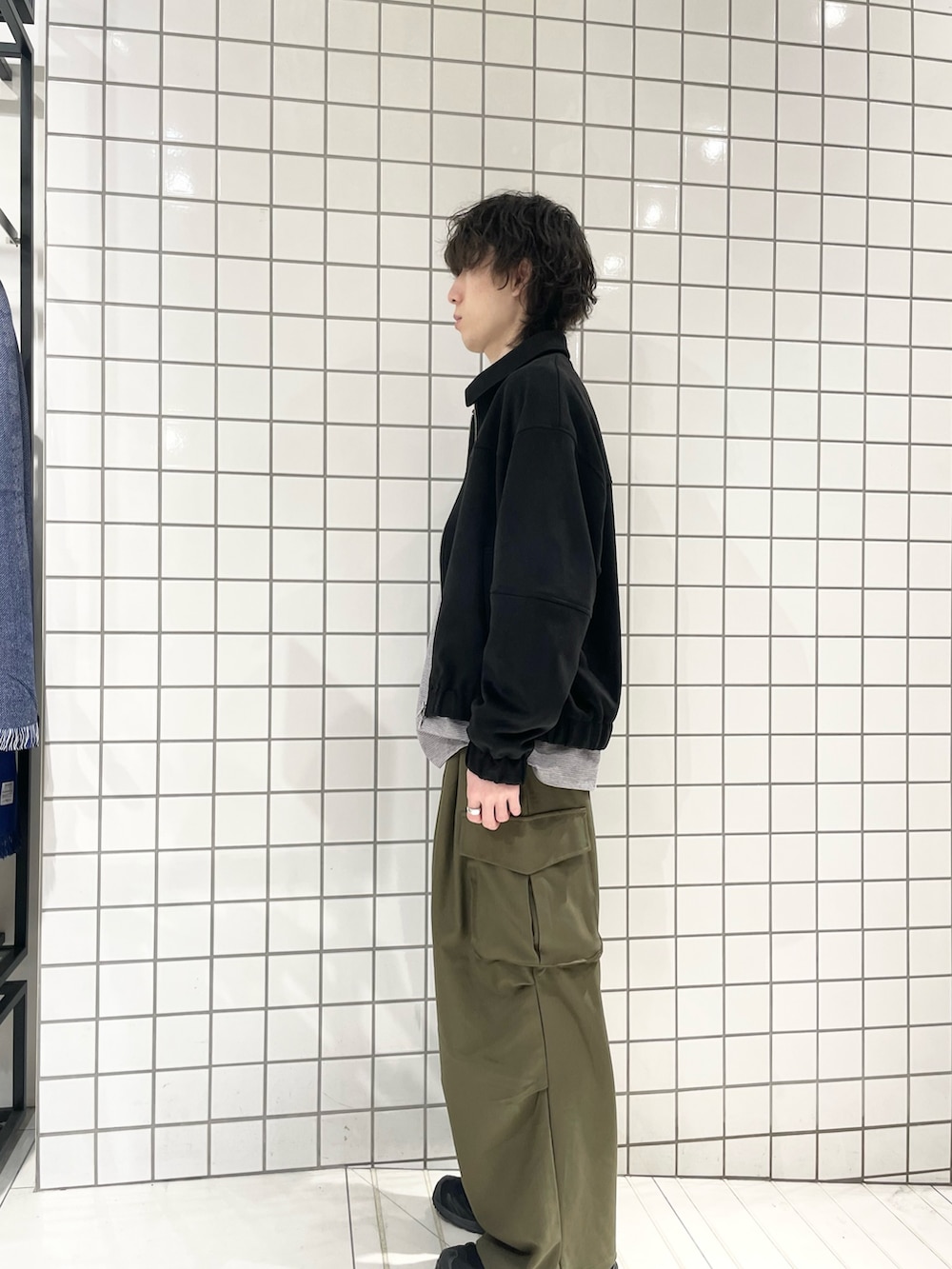 グリーン系のカーゴパンツ、グレー系のTシャツ/カットソーを着用したメンズの冬コーディネートの2枚目の写真