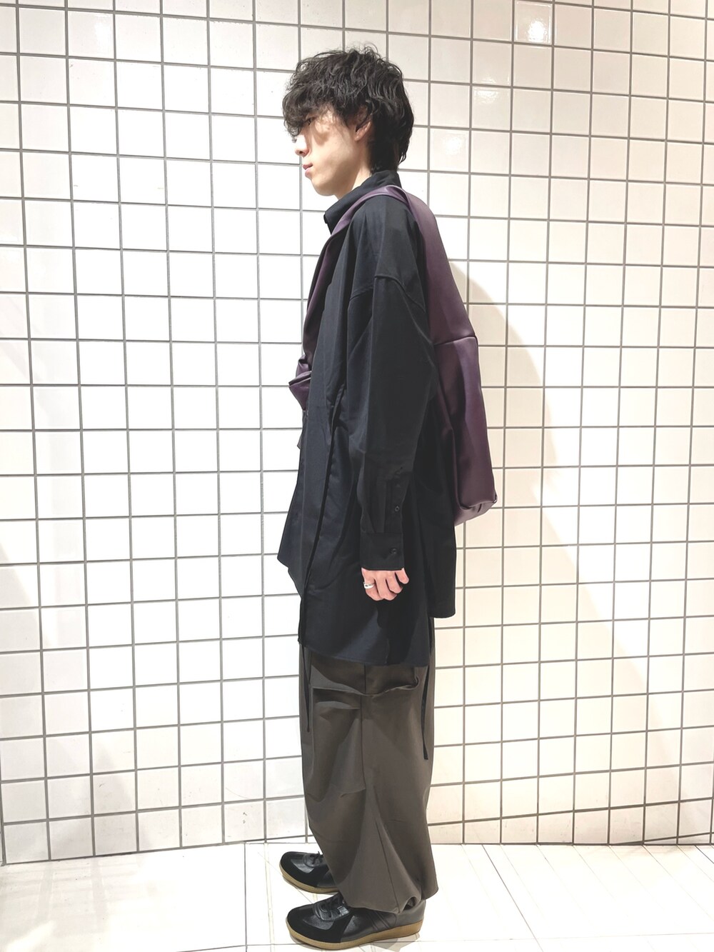 パープル系のショルダーバッグ、ブラック系のシャツ/ブラウス、ブラウン系のその他パンツを着用したメンズの冬コーディネートの2枚目の写真