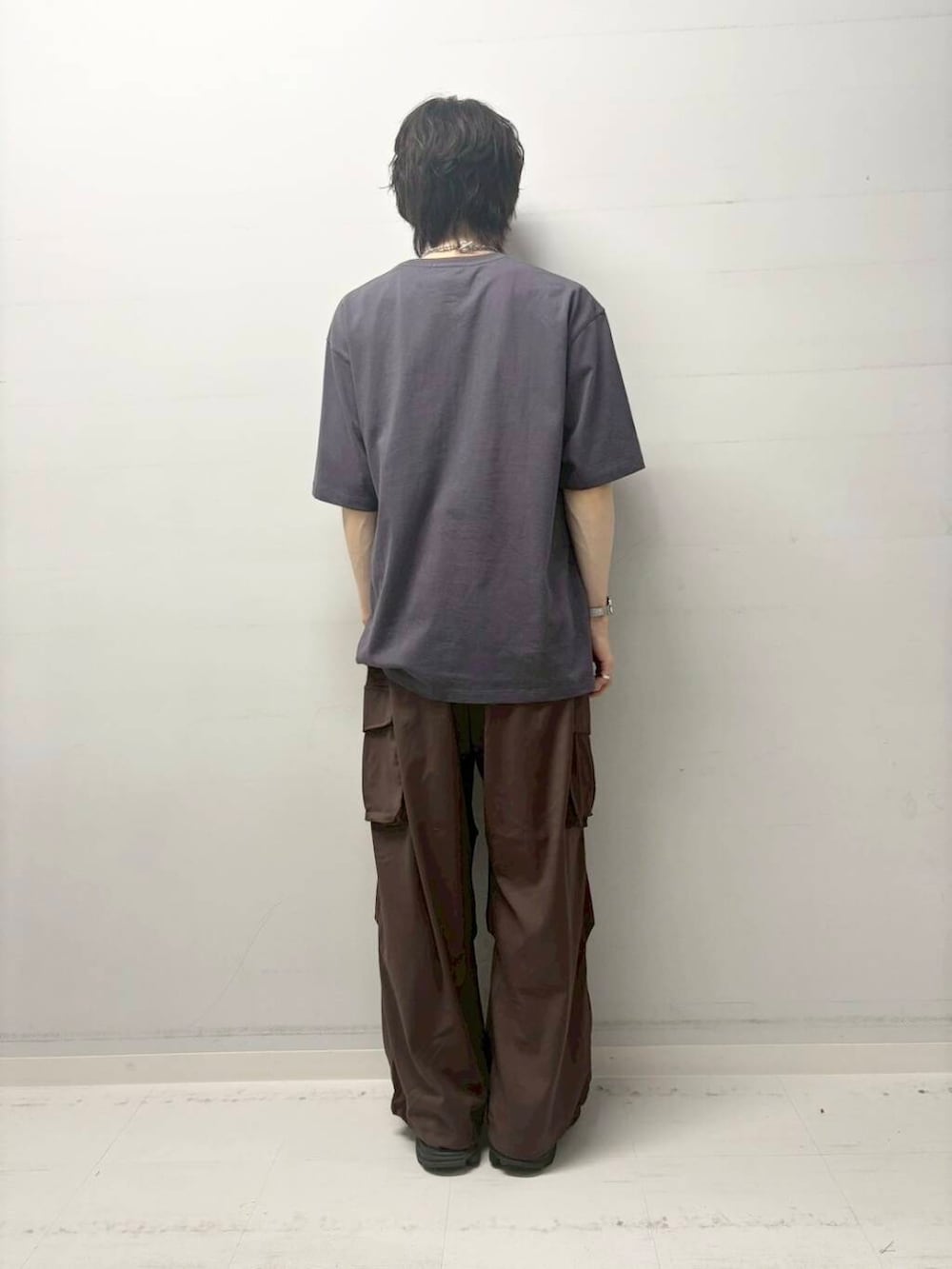 ブラウン系のその他パンツ、グレー系のTシャツ/カットソーを着用したメンズの夏コーディネートの3枚目の写真
