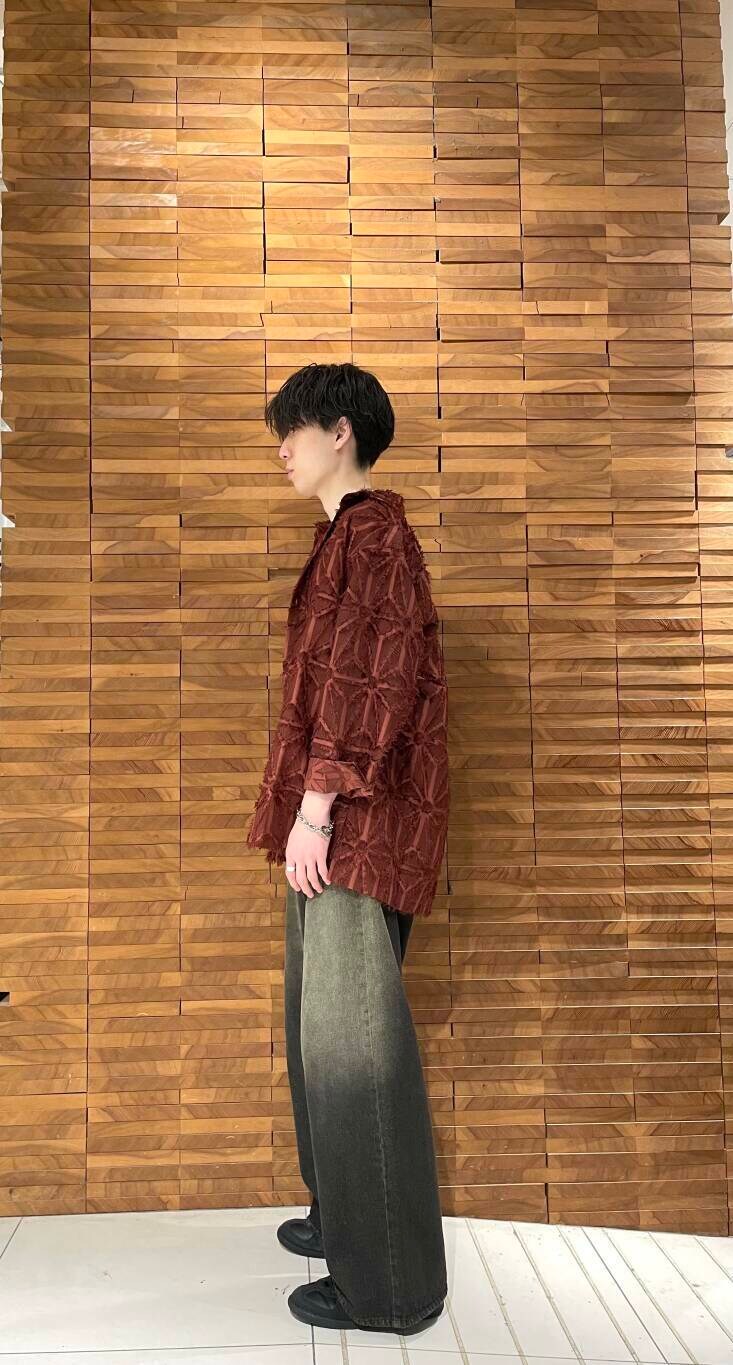 ブラック系のデニムパンツ、レッド系のシャツ/ブラウス、ブラック系のデニムパンツを着用したメンズの秋コーディネートの2枚目の写真