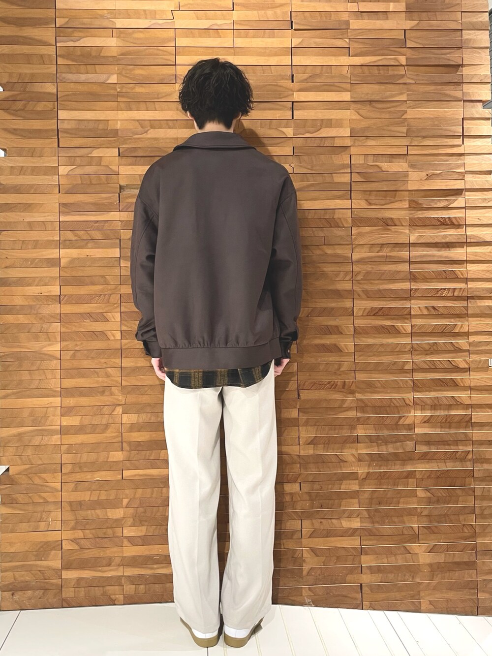 ブラウン系のブルゾン、イエロー系のシャツ/ブラウス、ベージュ系のその他パンツを着用したメンズの秋コーディネートの2枚目の写真