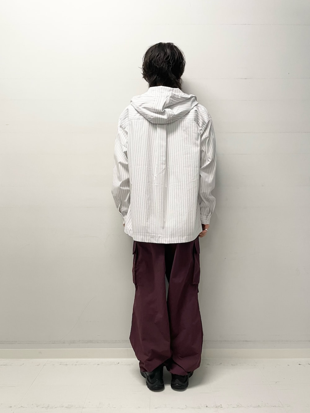 ホワイト系のTシャツ/カットソー、ホワイト系のシャツ/ブラウスを着用したメンズの秋コーディネートの3枚目の写真