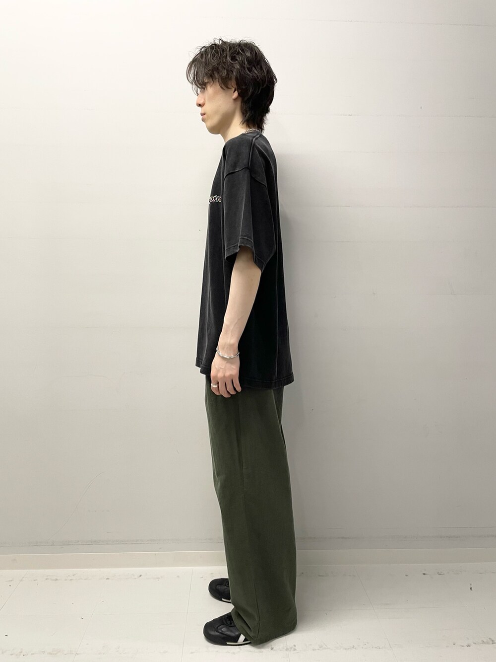 グレー系のTシャツ/カットソー、グリーン系のその他パンツを着用したメンズの夏コーディネートの2枚目の写真