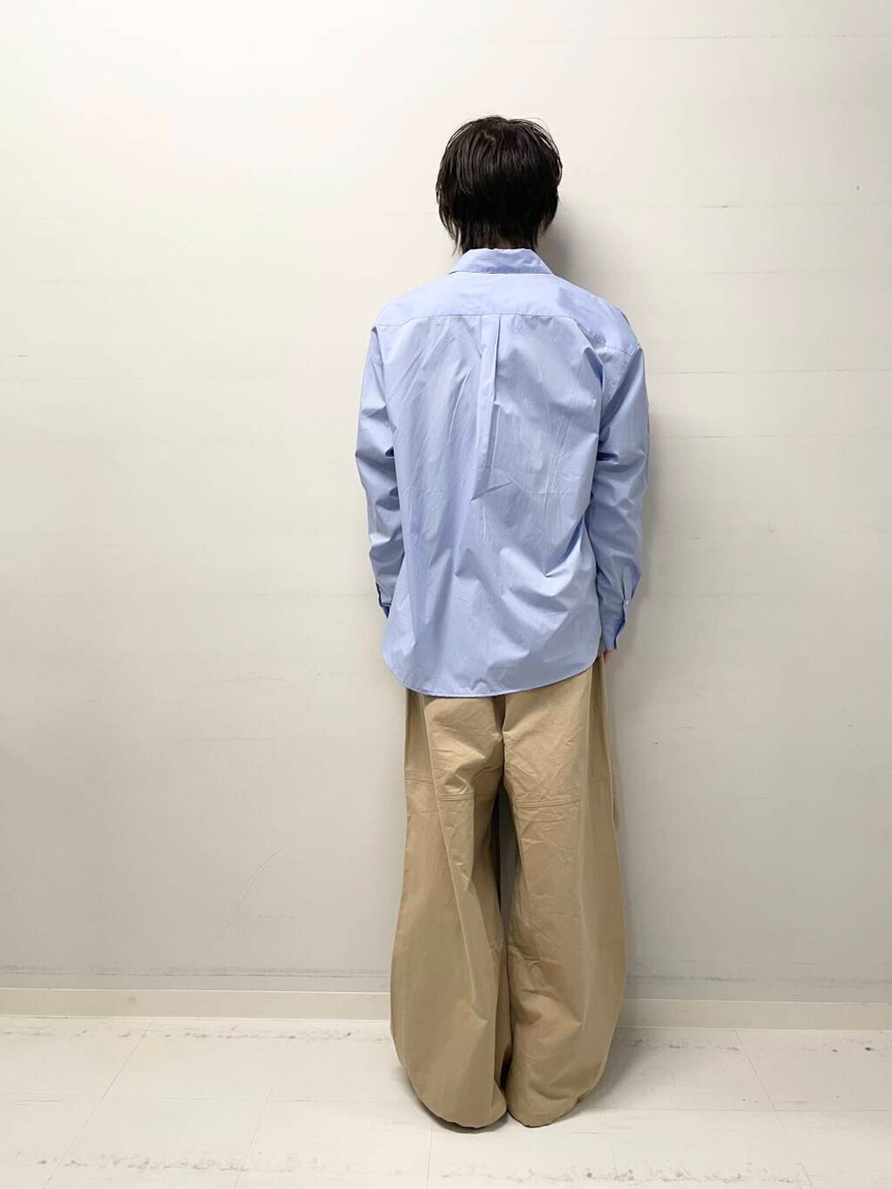 ベージュ系のその他パンツ、ブルー系のシャツ/ブラウス、グレー系のTシャツ/カットソーを着用したメンズの冬コーディネートの3枚目の写真