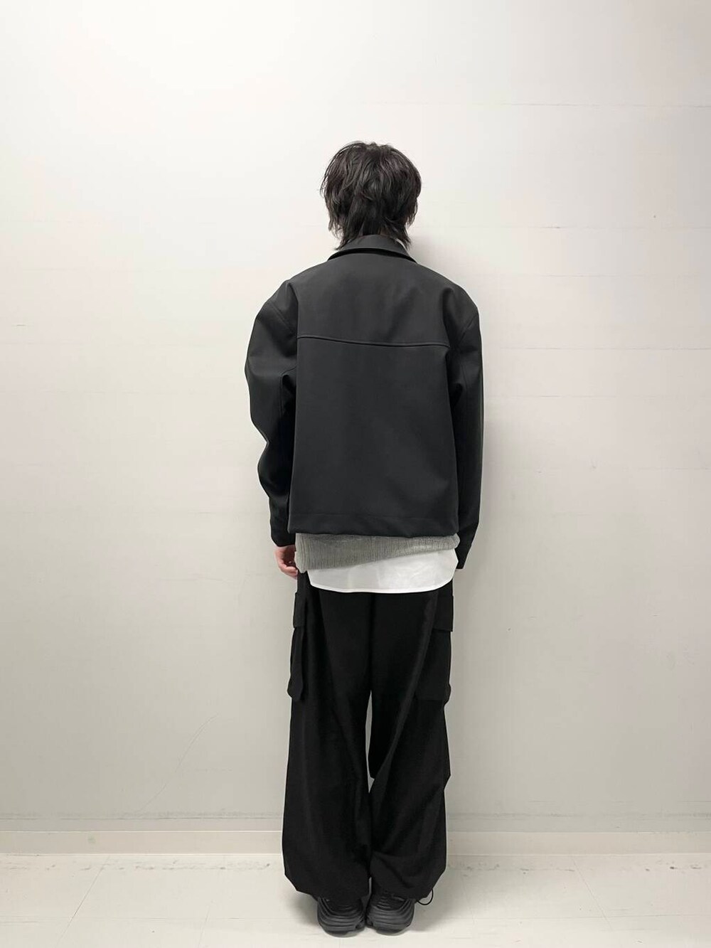 ブラック系のその他パンツ、ブラック系のブルゾン、ホワイト系のシャツ/ブラウスを着用したメンズの冬コーディネートの3枚目の写真
