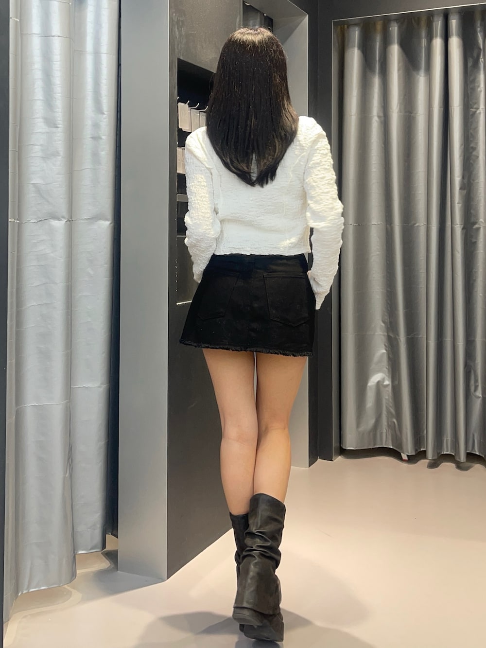 ホワイト系のTシャツ/カットソー、ブラック系のサンダル、ブラック系のスカートを着用したレディースの春コーディネートの3枚目の写真