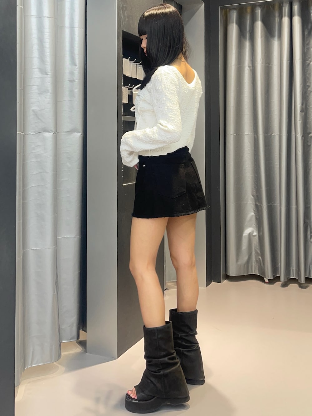 ホワイト系のTシャツ/カットソー、ブラック系のサンダル、ブラック系のスカートを着用したレディースの春コーディネートの2枚目の写真