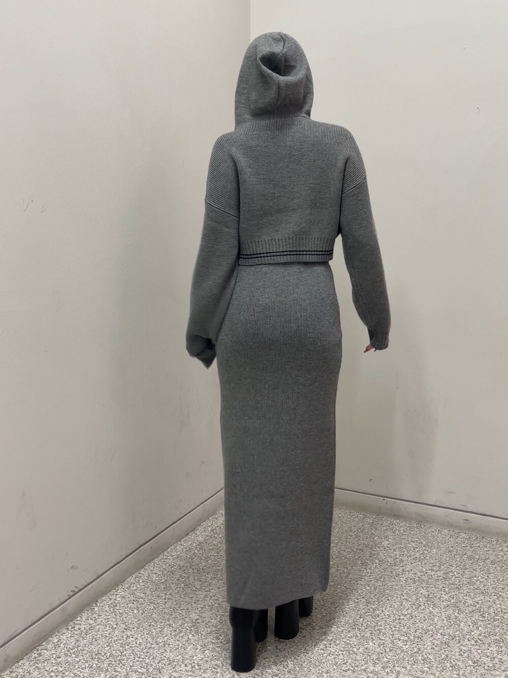 グレー系のスカート、グレー系のニット/セーター、ブラック系のブルゾンを着用したレディースの秋コーディネートの3枚目の写真