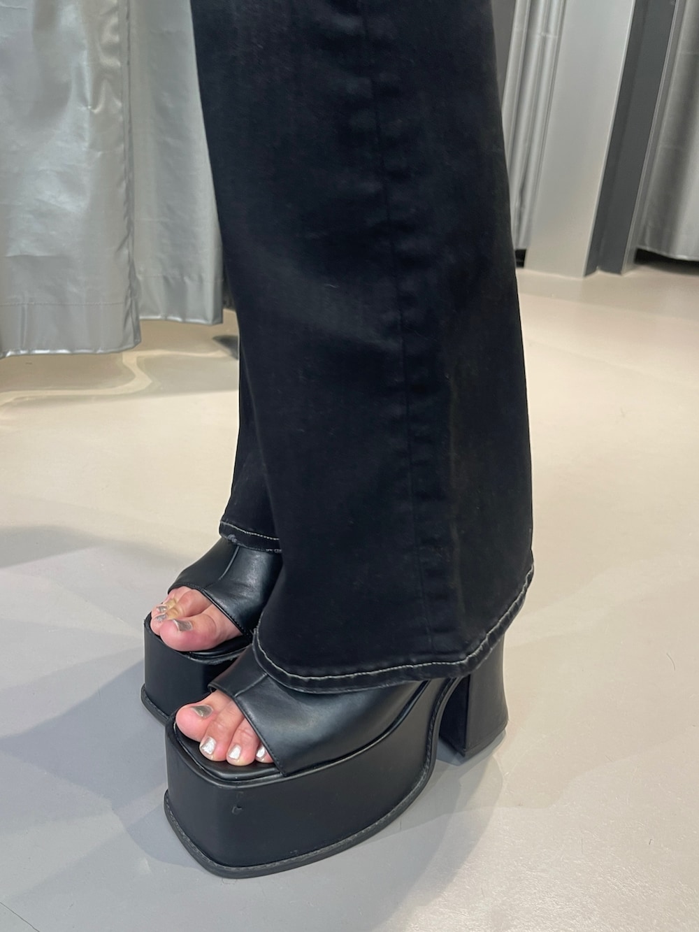 その他のその他トップス、ブラック系のデニムパンツ、ブラック系のサンダルを着用したレディースの夏コーディネートの5枚目の写真