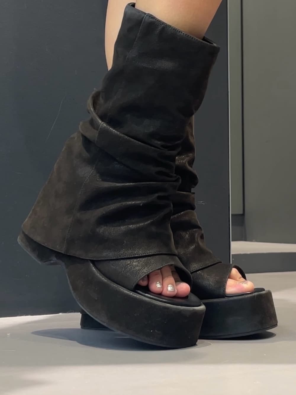 ホワイト系のTシャツ/カットソー、ブラック系のサンダル、ブラック系のスカートを着用したレディースの春コーディネートの5枚目の写真