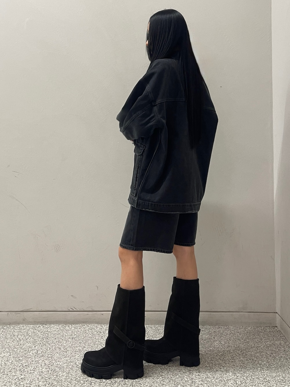 藤原怜菜さんの「ヴィンテージライクデニムハーフパンツ（EMODA）」を使ったコーディネートの2枚目の写真