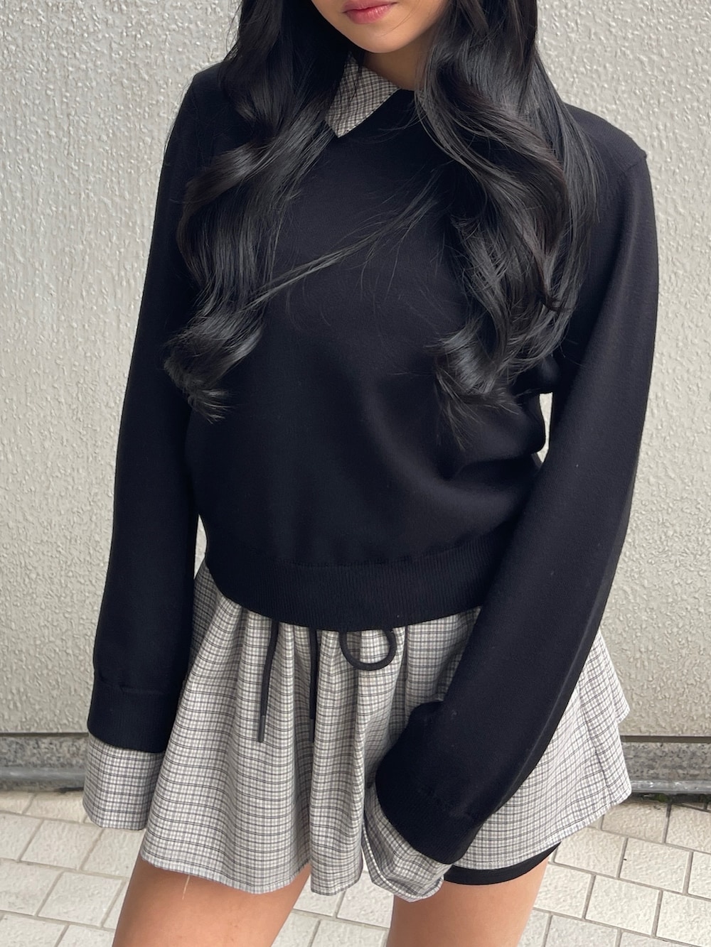 ブラック系のスカート、ブラック系のシャツ/ブラウス、ブラック系のブーツを着用したレディースの春コーディネートの4枚目の写真