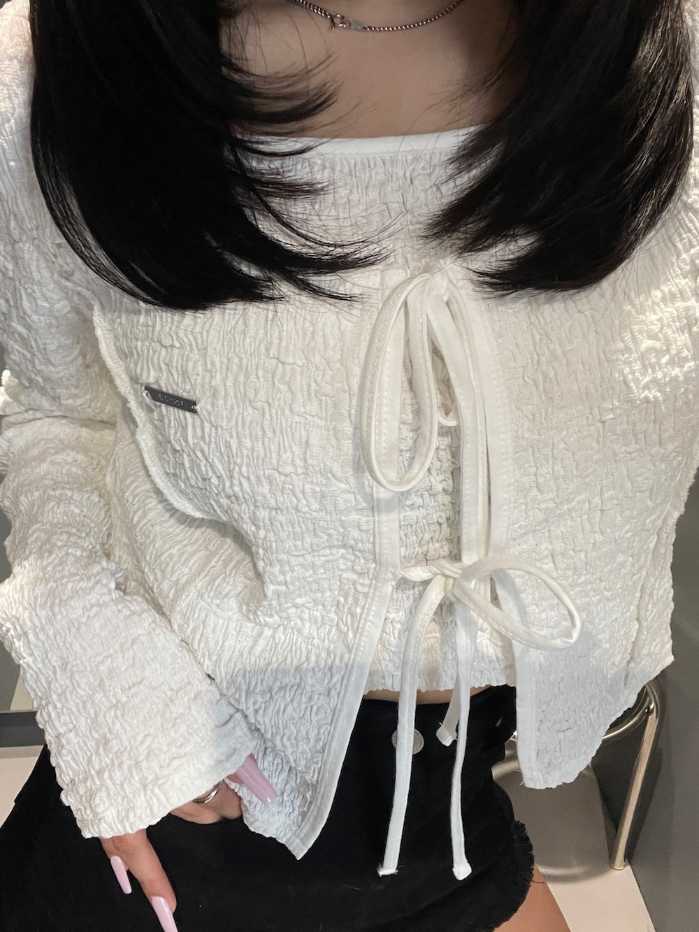 ホワイト系のTシャツ/カットソー、ブラック系のサンダル、ブラック系のスカートを着用したレディースの春コーディネートの4枚目の写真