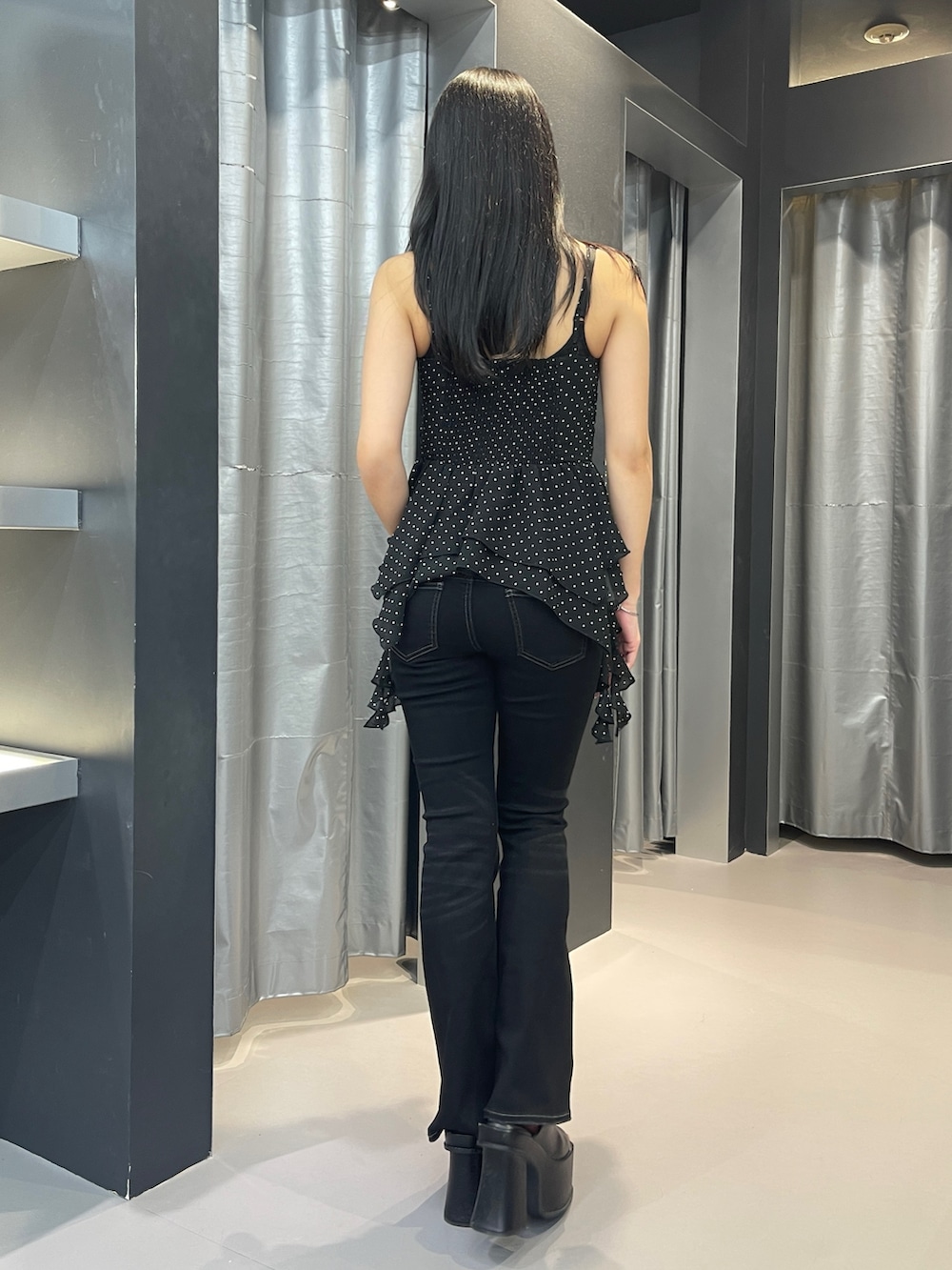 その他のその他トップス、ブラック系のデニムパンツ、ブラック系のサンダルを着用したレディースの夏コーディネートの3枚目の写真