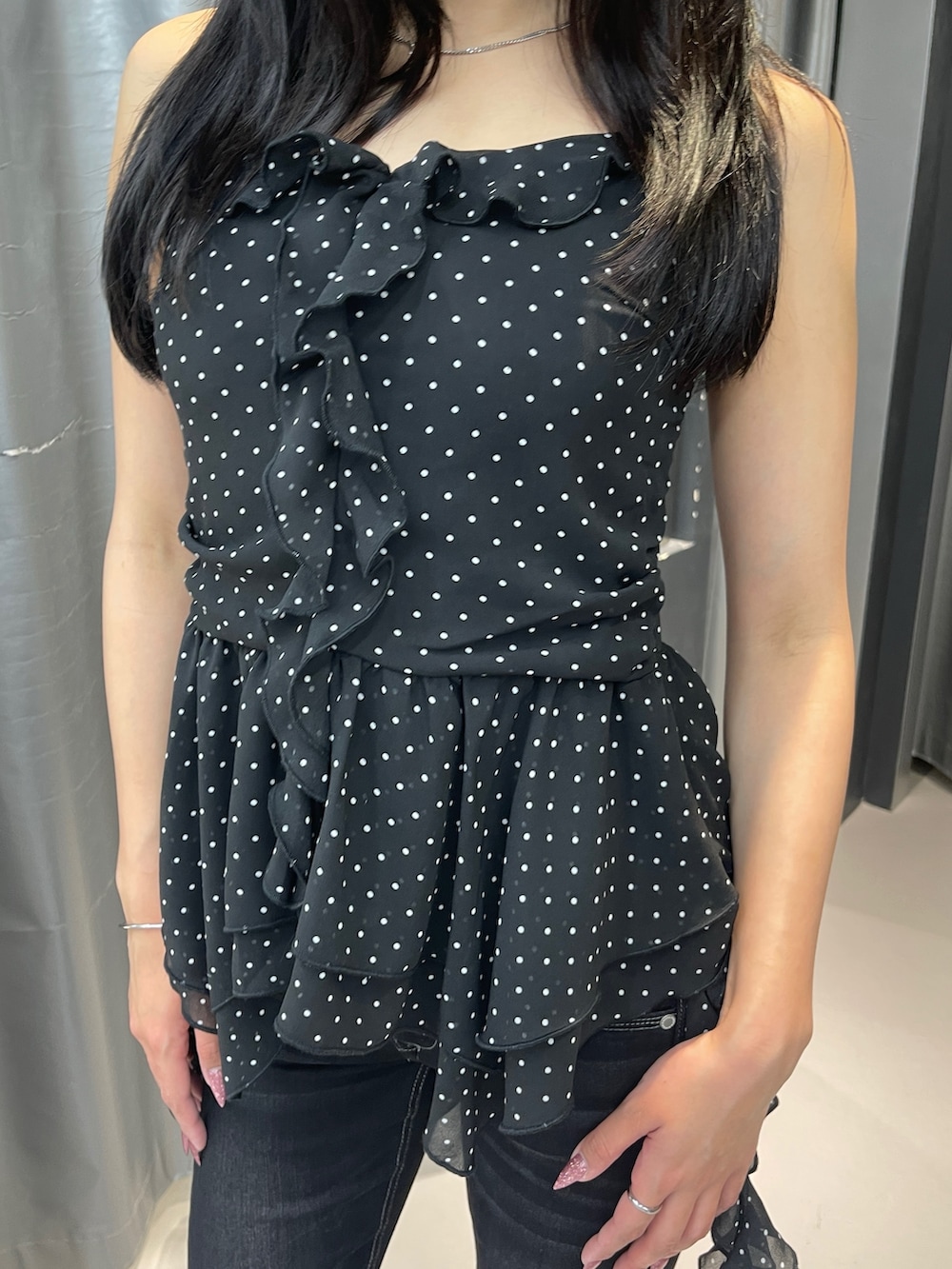 その他のその他トップス、ブラック系のデニムパンツ、ブラック系のサンダルを着用したレディースの夏コーディネートの4枚目の写真
