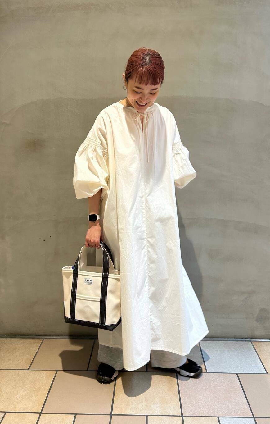 グレー系のその他パンツ、ピンク系のTシャツ/カットソー、ホワイト系のワンピースを着用したレディースの春コーディネートの5枚目の写真