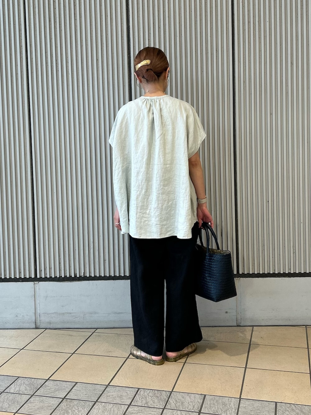 グリーン系のシャツ/ブラウス、ブラック系のその他パンツ、ブルー系のトートバッグを着用したレディースの夏コーディネートの3枚目の写真