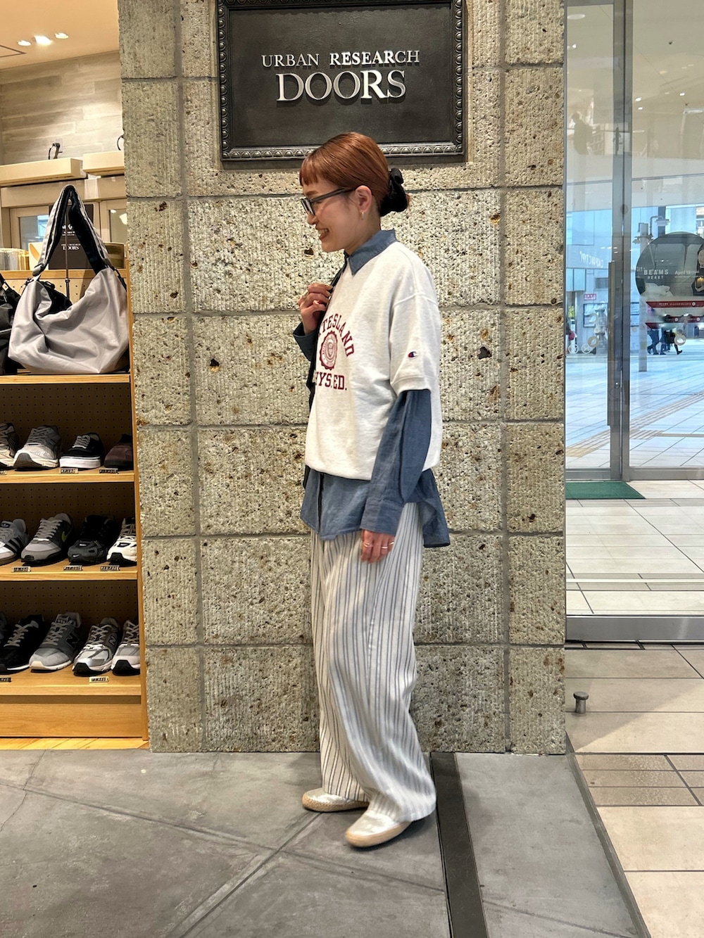 ブルー系のシャツ/ブラウス、ベージュ系のスウェット、グレー系のその他パンツを着用したレディースの春コーディネートの2枚目の写真