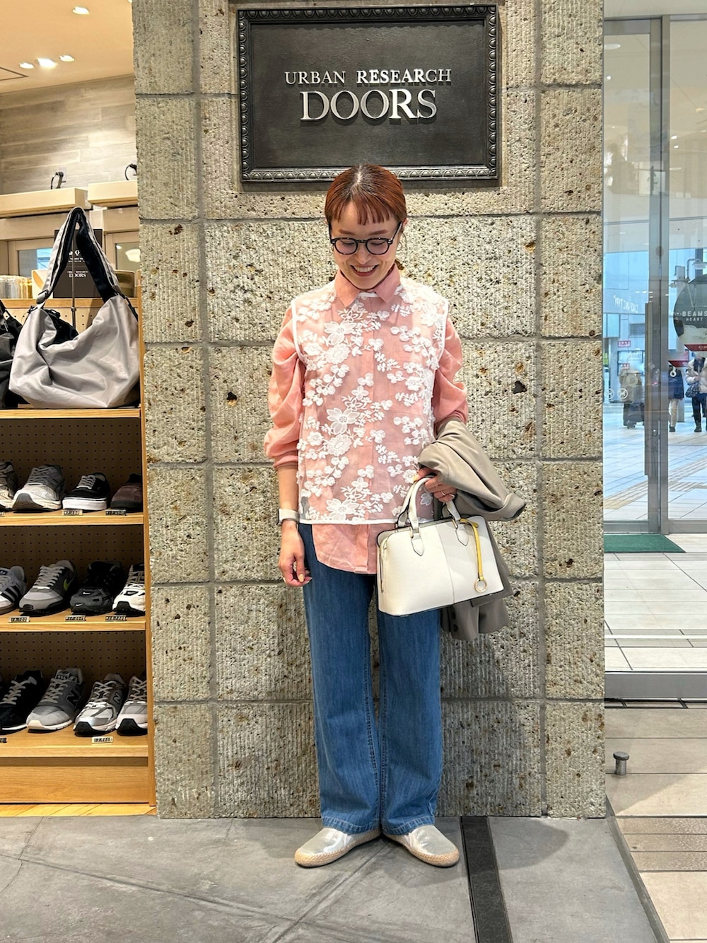 グレー系のその他アウター、ホワイト系のタンクトップ、ピンク系のシャツ/ブラウスを着用したレディースの春コーディネートの3枚目の写真