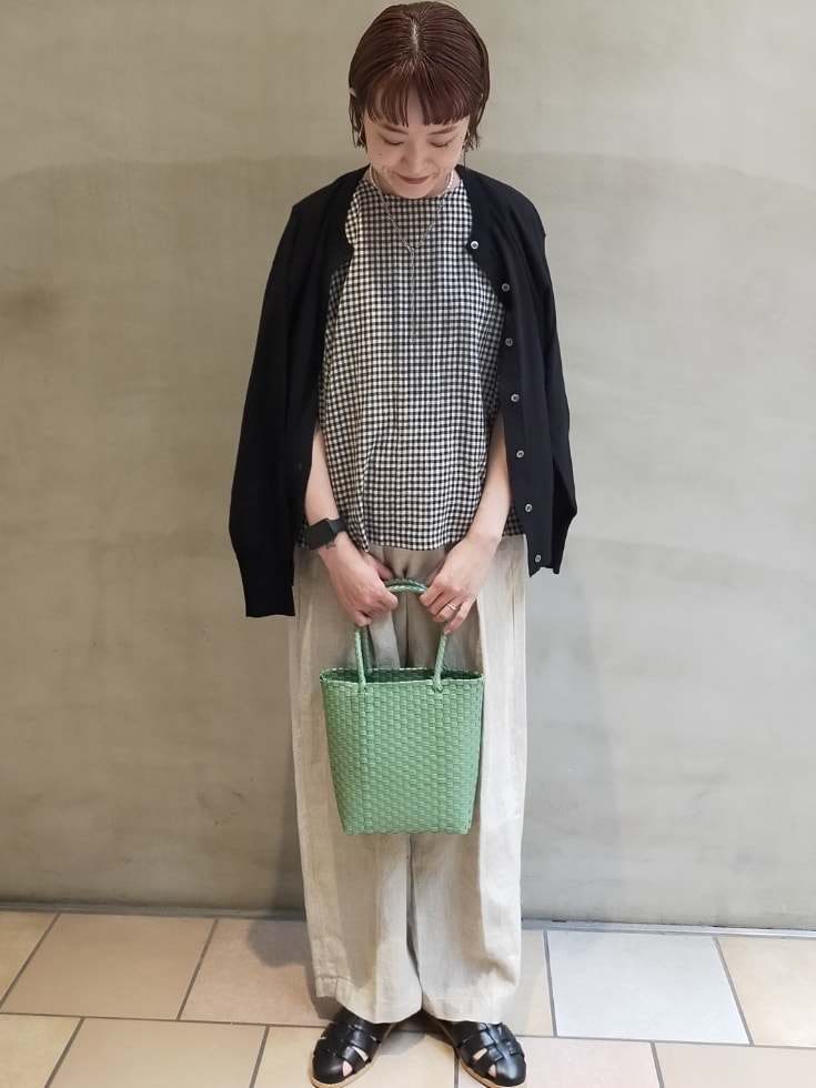 その他のシャツ/ブラウス、ベージュ系のその他パンツ、ブラック系のサンダルを着用したレディースの春コーディネートの4枚目の写真