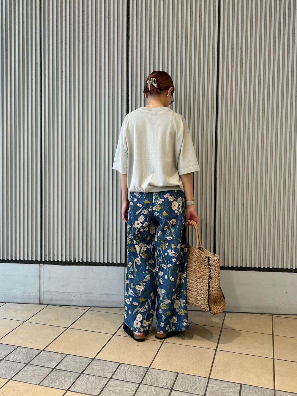 ブルー系のその他パンツ、ベージュ系のトートバッグ、ブラック系のサンダルを着用したレディースの春コーディネートの3枚目の写真
