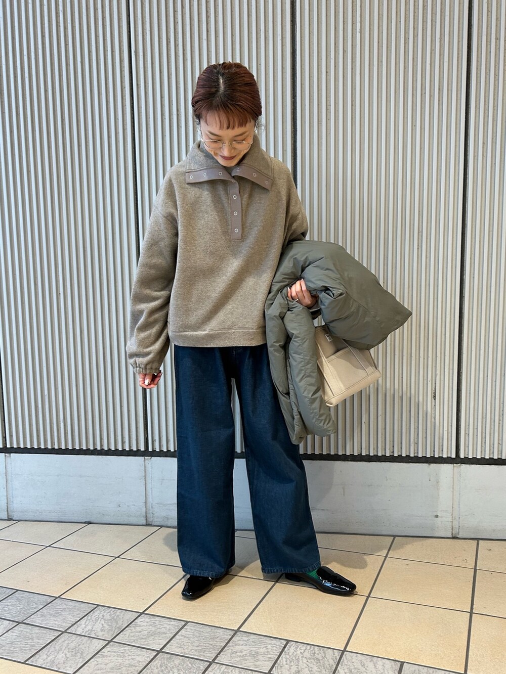 ブラウン系のその他トップス、グリーン系のその他アウター、ブルー系のデニムパンツを着用したレディースの秋コーディネートの4枚目の写真