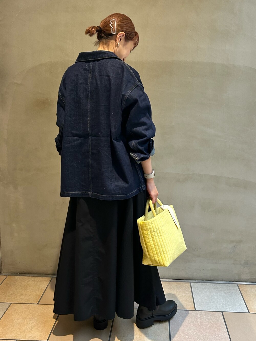 「秋服準備はじめました、ロングスカート、おでかけコーデ、オトナ女子、秋先取りコーデ、休日スタイル、楽チンコーデ、スカートスタイル、デニム、カバーオール、ママコーデ、イエベ秋、かぐれ、アーバンリサーチドアーズ」｜「かぐれの『ユニセックス』デニムカバーオール（カバーオール、ブルー系）」を使った、mayouedaさん（レディース・156cm）の秋コーディネートの2枚目の写真