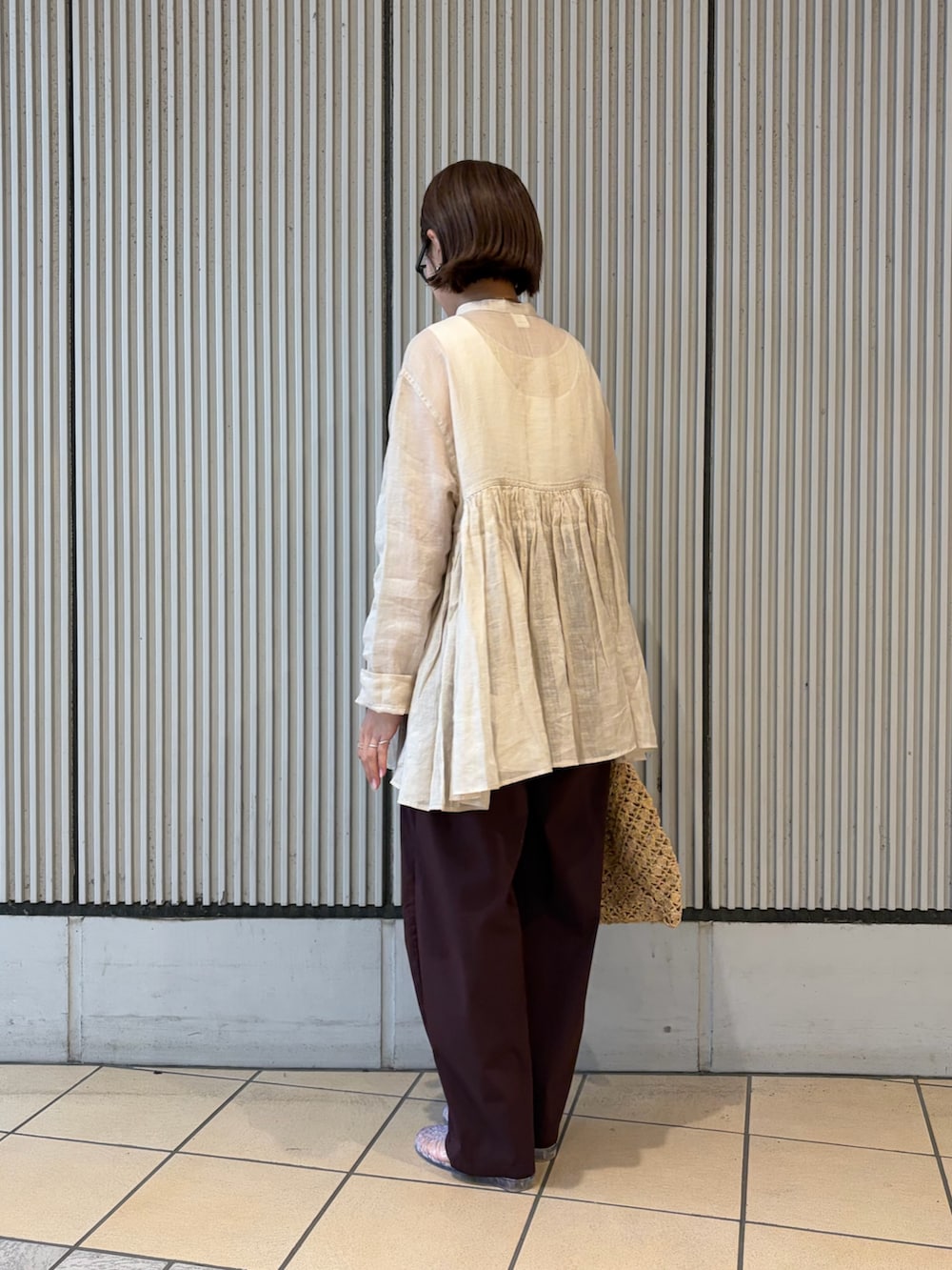 ベージュ系のシャツ/ブラウス、ホワイト系のタンクトップ、レッド系のその他パンツを着用したレディースの夏コーディネートの2枚目の写真