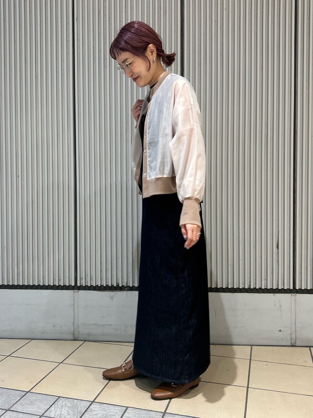 ブルー系のワンピース、ベージュ系のブルゾン、ブラウン系のパンプスを着用したレディースの秋コーディネートの3枚目の写真