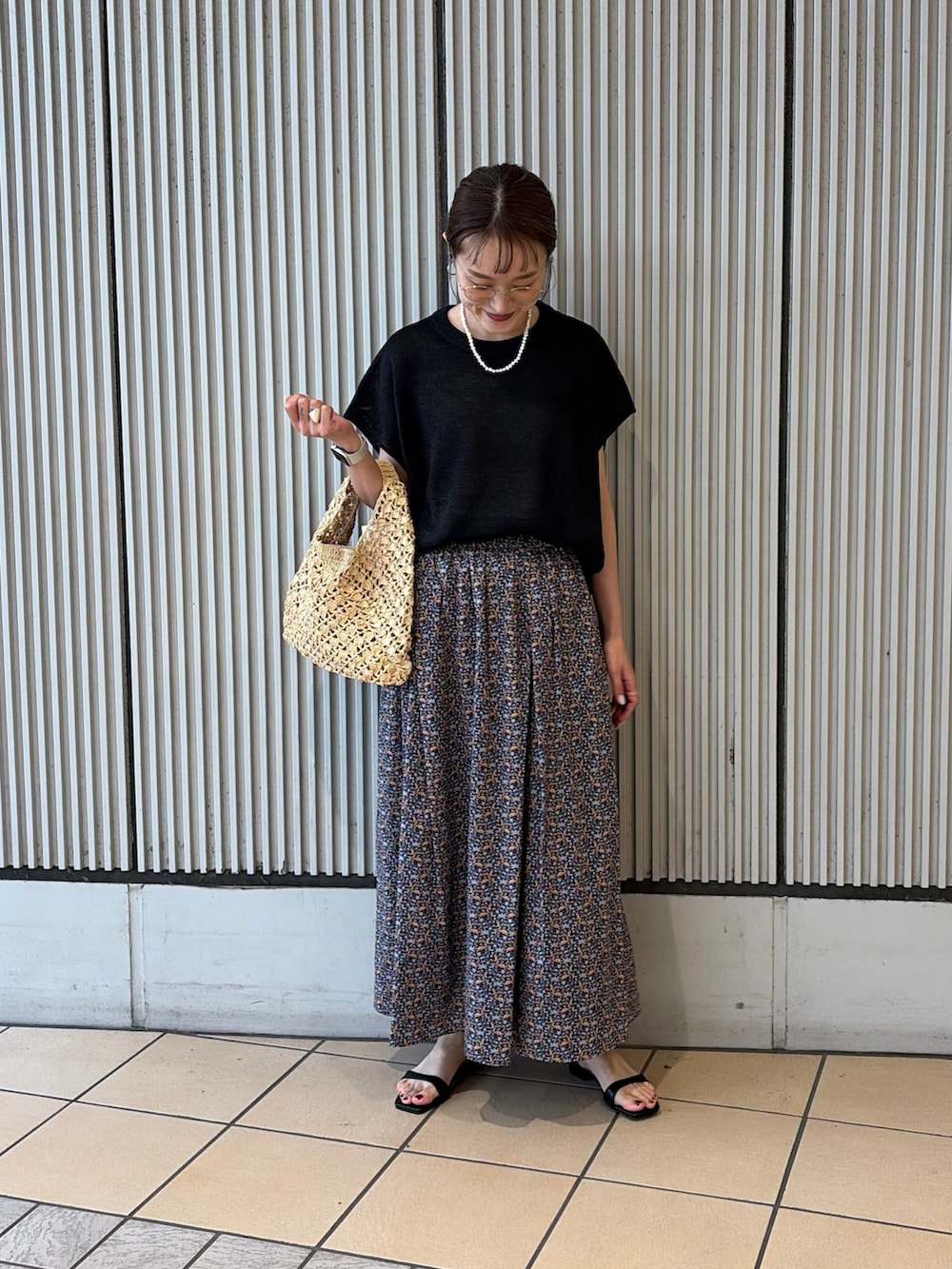 ブラック系のその他トップス、レッド系のスカート、ベージュ系のハンドバッグを着用したレディースの夏コーディネートの3枚目の写真