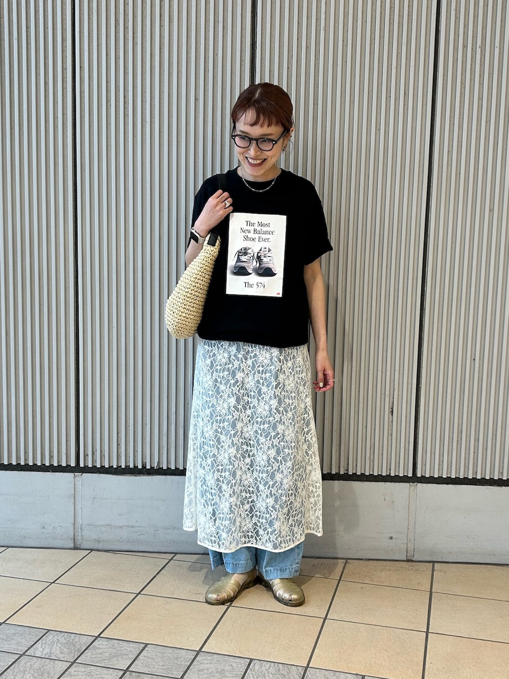 ブラック系のTシャツ/カットソー、ホワイト系のワンピース、ブルー系のデニムパンツを着用したレディースの春コーディネートの4枚目の写真