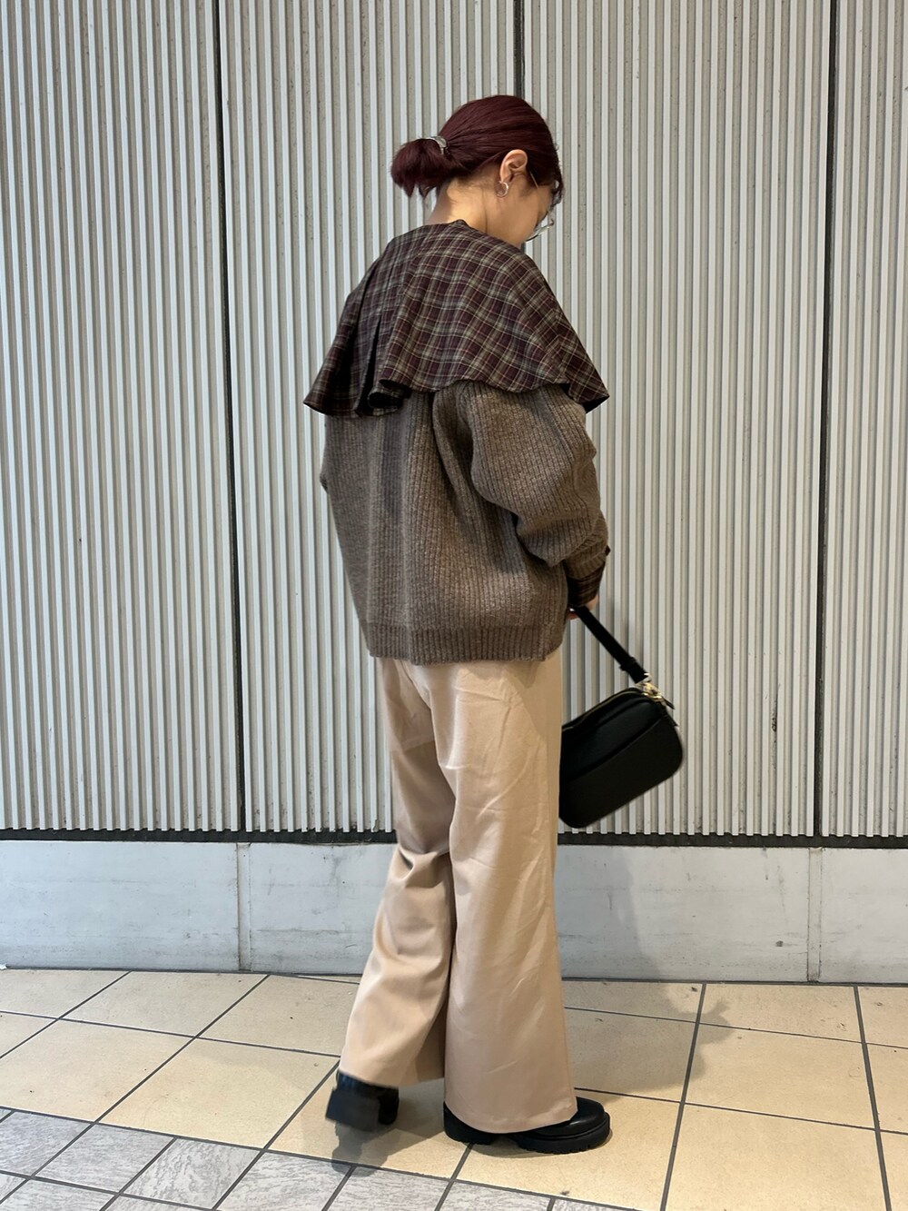 ブラウン系のシャツ/ブラウス、ブラウン系のカーディガン/ボレロ、ベージュ系のその他パンツを着用したレディースの秋コーディネートの2枚目の写真